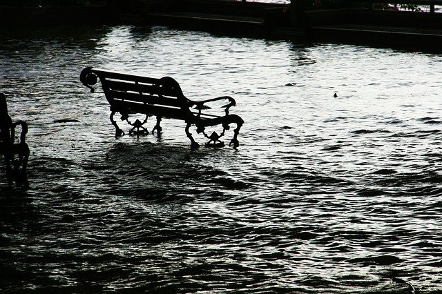 lavička v záplavě