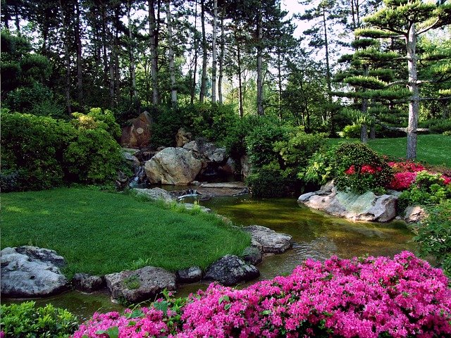 japonská zahrada s potůčkem