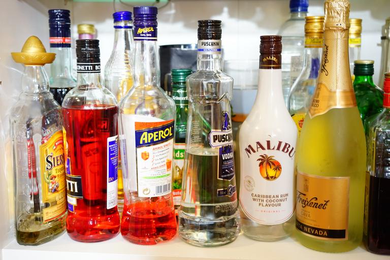 mnoho různých lahví a druhů alkoholu