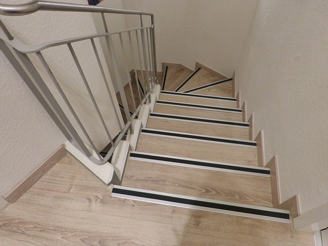 světle hnědé točité schodiště – pohled shora dolů