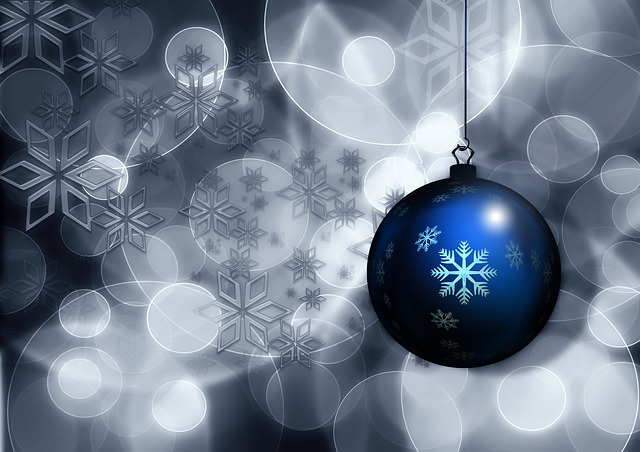 modrá vánoční koule