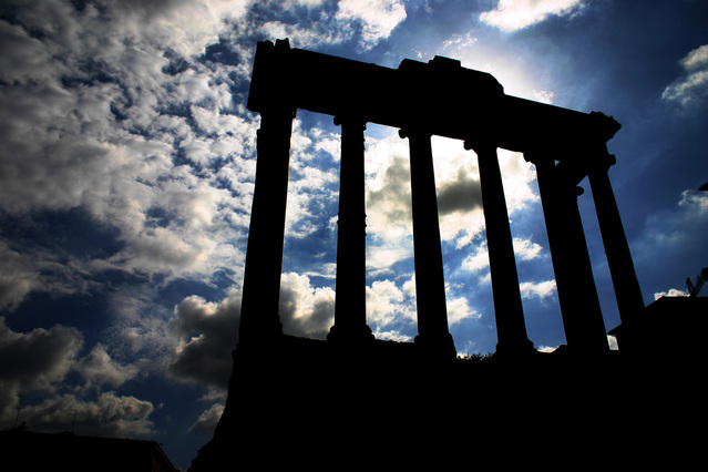 stará římská památka v ostrém kontrastu slunce