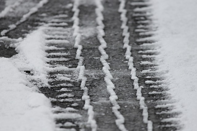 stopa pneumatiky ve sněhu silnice